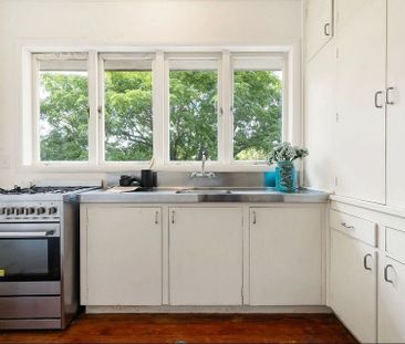 Character 3 bedroom unit - walk to the hospital - Photo 6