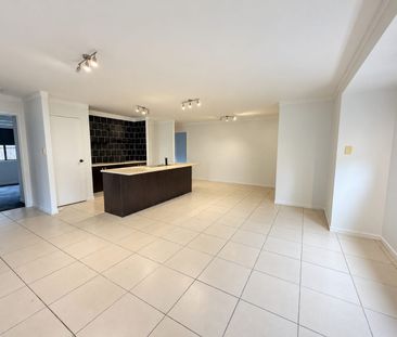 Three Bedroom Family Home - Photo 2