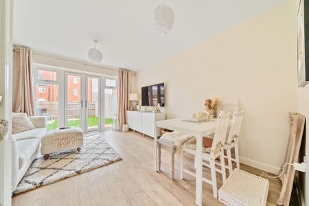 2 bedroom semi-detached house to rent - Photo 4