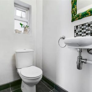 2 bedroom flat in Chiswick - Photo 2