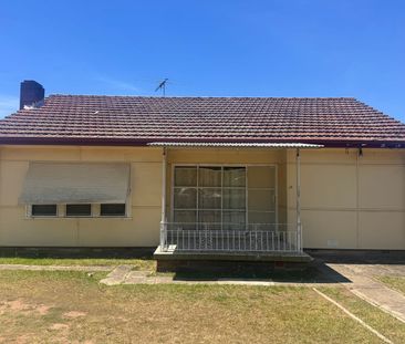 3 BEDROOM HOUSE WITH GARAGE - Photo 4