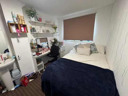 8 bedroom semi-detached house to rent - Photo 1