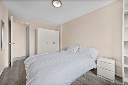 3 bedroom flat to rent - Photo 4