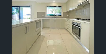 Modern four-bedroom duplex in sought after location - Photo 4