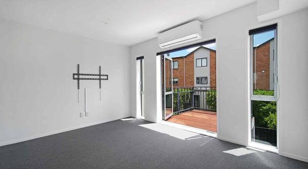 Prime Location! - Photo 1