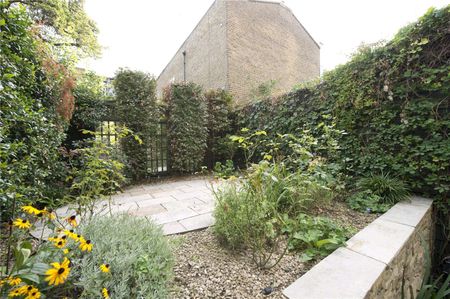Beautiful Victorian townhouse overlooking a communal garden square - Photo 4
