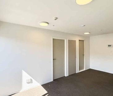 Near New Modern 1 Bedroom Apartment - Photo 5