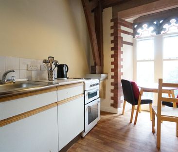 Flat, 14 Tabernacle Garth Road - Photo 2