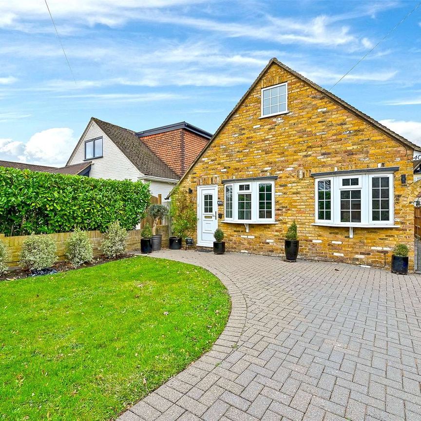 A well presented two bedroom bungalow with off street parking on the much sought after York Road in central Windsor. - Photo 1