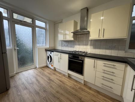 2 bedroom ground floor maisonette to rent - Photo 4