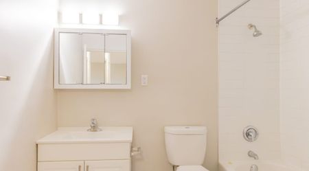 1061 Seneca Ave - Photo 4