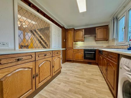 4 bedroom link detached house to rent - Photo 5
