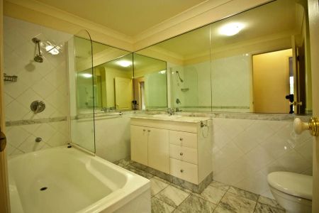 “Charming 3-Bedroom Townhouse in the Heart of Indooroopilly.” - Photo 5