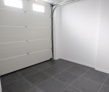 Volledig vernieuwde ruime rijwoning met tuin. - Foto 3