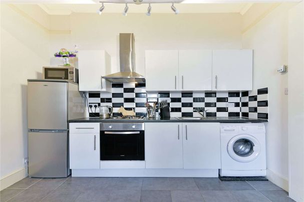 A well presented two bedroom apartment on the popular Cologne Road. - Photo 1