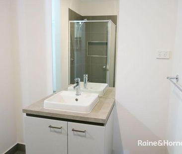 "MODERN 4 BEDROOM FAMILY HOME!" - Photo 3