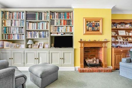 Shaftesbury Crescent, Staines-upon-thames, TW18 - Photo 3