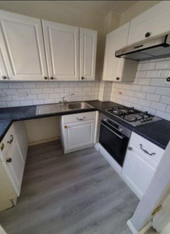 2 bedroom end of terrace house to rent - Photo 5