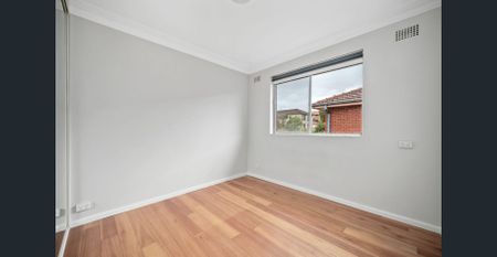 Bright Two-Bed Apartment in Campsie - Photo 3