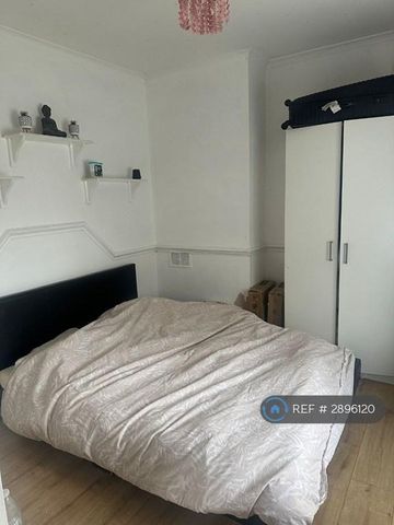 2 bedroom end of terrace house to rent - Photo 4