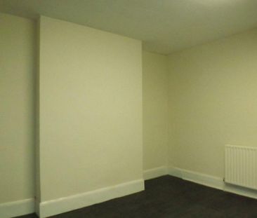 3 bedroom flat to rent - Photo 5