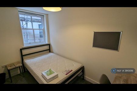 4 bedroom flat to rent - Photo 3