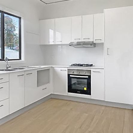 Renovated Three Bedroom House - Photo 4