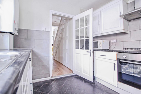 3 bedroom terraced house to rent - Photo 5