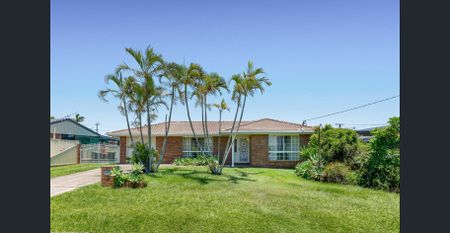 A charming low-set brick home - Photo 3