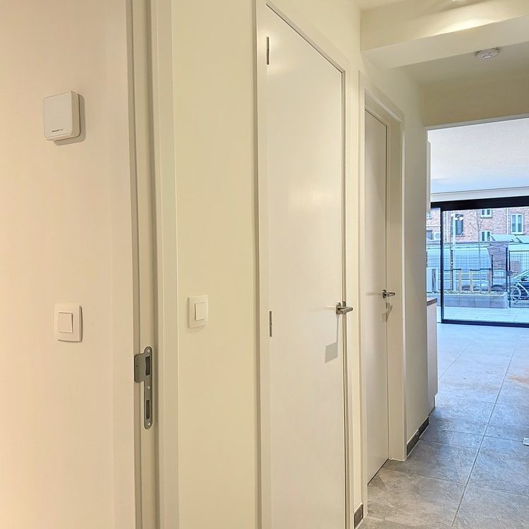 Te huur – 1-slaapkamer nieuwbouwappartement met privatieve parkeerplaats op interessante locatie (Maastrichtersteenweg) te Hasselt - Photo 1