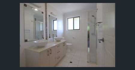 Luxurious Family Home in a Quiet Cul-de-Sac - Photo 3