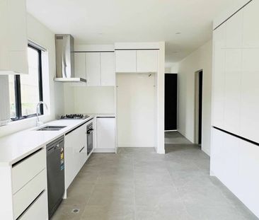 Near new family home located in Torbay - Photo 4