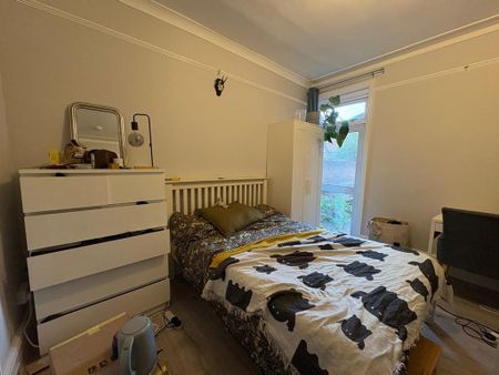 5 bedroom semi-detached house to rent - Photo 2