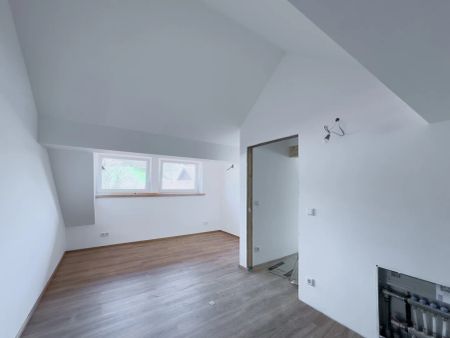 ERSTBEZUG NACH SANIERUNG! SONNIGE 3,5 - ZIMMER-MAISONETTE - Foto 2