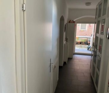 Charmante Altbau-Wohnung mit Loggia und einem Garten - Foto 5