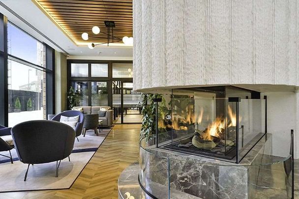 Modern Two-Bedroom Flat in Nine Elms with Stunning Roof Terraces, Pools, Gyms & Amenities - Photo 1