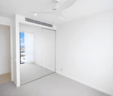 EXECUTIVE MAIN BEACH LIVING – RESORT FACILITIES, PRIME LOCATION - Photo 3