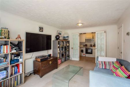 A spacious ground floor apartment approximately 0.3 miles to the station and High Street. - Photo 2