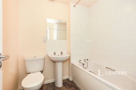 3 bedroom house to rent Pyms Lane, Crewe, Cheshire, CW1 - Photo 4