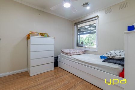 Family-Friendly Home in Prime Rowville Location - Photo 2