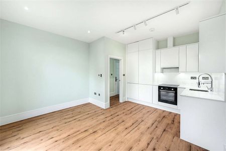 A newly refurbished one bedroom apartment set in a newly refurbished building moments from Kensington Olympia - Photo 4