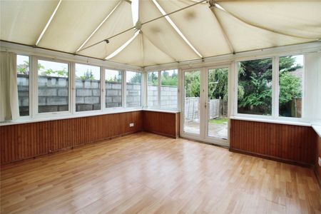 St Johns Crescent, - Photo 2