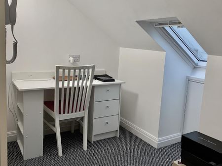 3 bedroom private hall to rent - Photo 2