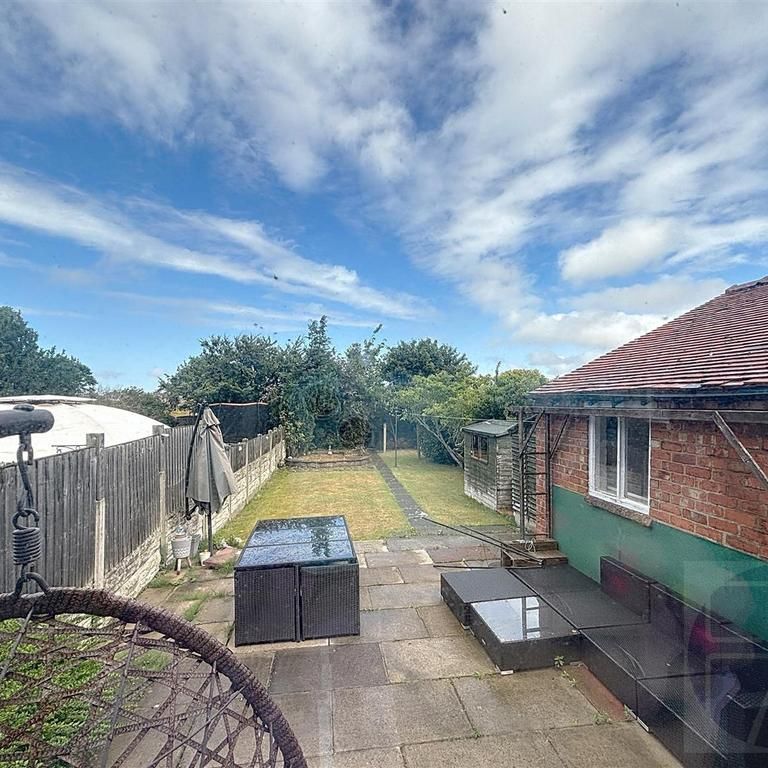 3 bedroom semi-detached house to rent - Photo 1