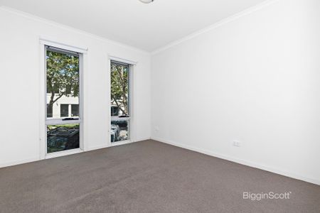 CONVENIENTLY POSITIONED APARTMENT NEAR EVERYTHING! - Photo 2