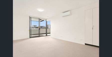 Stunning 1 Bedroom 1 Bathroom Apartment, adjacent all the amenity and public transport you need - Photo 2