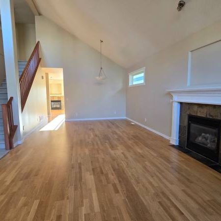 Executive Detached Townhome - 3bd/2.5 bath - Photo 4