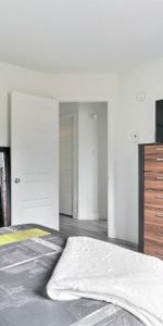 Superbe logement 4 1/2 + bureau à St-Nicolas, 2ème étage, climatisé, 2 STATIONNEMENTS EXTÉRIEURS INCLUS, LIBRE LE 1ier février 2026. - Photo 3