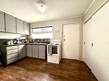 Fantastic Split Level 2 Bedroom Unit - Photo 4
