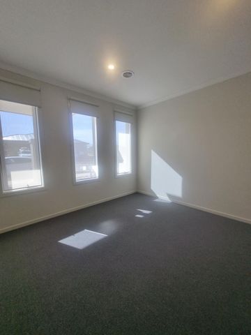 **Modern Comfort in Truganina: Stylish 4-Bedroom Family Home** - Photo 3